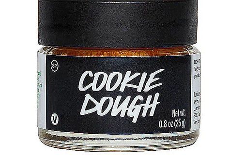 Cookie dough lush lip scrub Lush Lip Scrub, Lip Scrub Lush, Lips Peeling, Lip Jelly, Lush Products, Bf Gifts, Natural Lips, Beauty Skin Care Routine, Face Skin Care