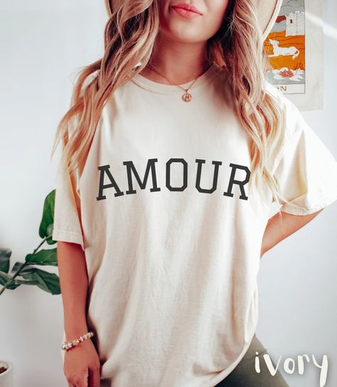 Amour Shirt Love Shirt French T-shirt Comfort Colors Shirt - Etsy Custom Team Shirts, Fur Mama Shirt, Softball Mom Shirts, Gift For Aunt, Auntie Shirts, Aunt Shirts, Positive Shirt, Trendy Mom, Mama T Shirt