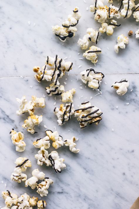 Samoa Popcorn Zebra Popcorn, Popcorn Chocolate, Popcorn Treats, Mint Brownies, Popcorn Party, Popsugar Food, Popcorn Recipes, Caramel Popcorn, Chex Mix