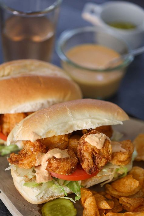 Crispy Shrimp Po'Boy Sandwich Romantic Recipes, Po Boy Sandwich, Shrimp Sandwich, Shrimp Po Boy, Shrimp Alfredo, Crispy Shrimp, Remoulade Sauce, Cuban Food, Calorie Meals