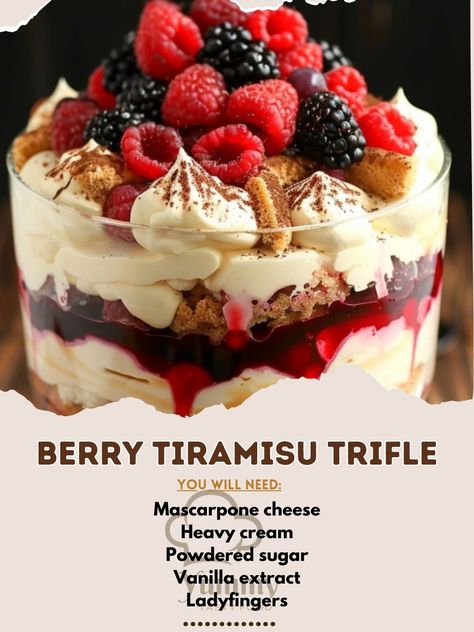 Berry Tiramisu Trifle, Diy Tiramisu, Koue Nageregte, Tiramisu Trifle Recipe, Blueberry Trifle Recipe, Fruit Trifle Recipes, Dessert Trifle, Amazing Christmas Desserts, Christmas Trifle Recipes