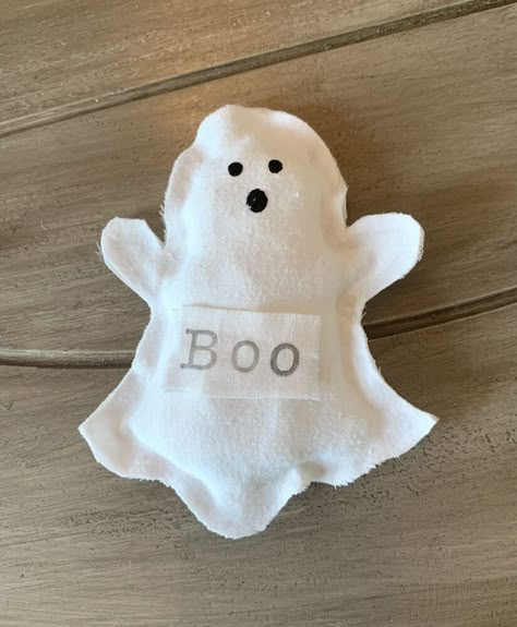 ***For more fun DIY projects and home decor inspo, please visit MY BLOG. Thank you!*** It’s almost Halloween, and I am here for it!! And what’s Halloween without ghosts?! Spooky, scary ghosts are super fun and all… but so are these adorable no-sew ghosts that are insanely easy to make! (Seriously; you can’t mess them up.) The inspiration for this project came from Jenn over at @motherthyme, who made hers with some muslin cloth and fabric markers.Here’s how I made mine:What You’ll Nee… Halloween Crafts With Fabric, Cloth Ghost Diy, Ghost Pattern Template, Diy Ghost Ornaments, No Sew Fabric Crafts, Fabric Ghosts Diy, Muslin Cloth Ghosts, Ghost Ornaments, Ghost Crafts For Kids