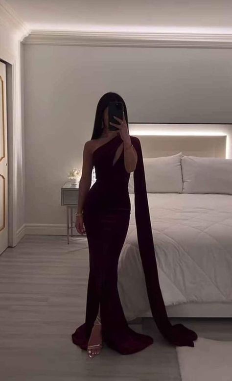 Mafia Dress, Prom Dress Trends, Classy Prom, Tight Dress Outfit, Trendy Prom Dresses, Classy Prom Dresses, Prom Dress Styles, Pretty Prom Dresses, Prom Outfits