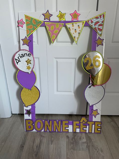 Stand Photo Anniversaire, Cadre Photo Booth, Anniversaire Diy, Cardboard Toys, Art Teaching, Handmade Paper Crafts, Mental Health Day, Party Photo Booth, 7th Birthday