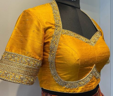 Boat Neck Blouse Designs Latest For Silk Saree, Wedding Saree Blouse Designs Latest, Lengha Blouse, Lengha Blouse Designs, Latest Blouse Neck Designs, Bride 2024, Handwork Blouse, Pattern Blouses, Bridal Blouses