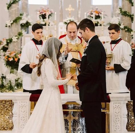 Latin Mass Brides (@1962bride) • fotos e vídeos do Instagram Traditional Latin Mass Wedding, Latin Mass Wedding, Latin Wedding, Latin Mass, Wedding Pics, Wedding Shoot, Traditional Wedding, Dream Wedding, Wonder