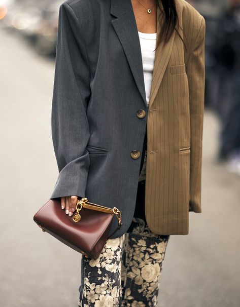 Two Tone Blazer, Crop Top Layering, Mfw Street Style, Aw 2024, Red Leather Pants, Cool Street Style, Red And White Outfits, Blazer Look, Burgundy Bag