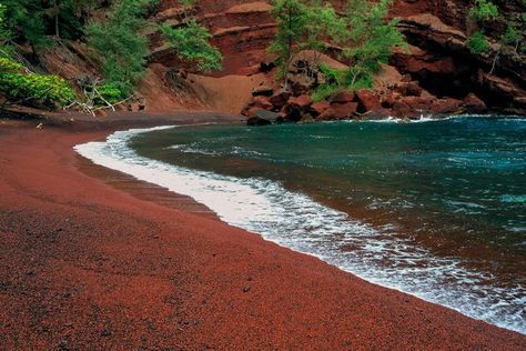 10 Beaches Where the Sand Color is the Main Attraction |Red Sand Beach: Kaihalulu Beach - Maui, Hawaii Beautiful Beach Sunset, Green Sand Beach, Red Sand Beach, Sand Island, Red Sand, Visit Hawaii, Maui Vacation, Tropical Beaches, Hawaii Beaches