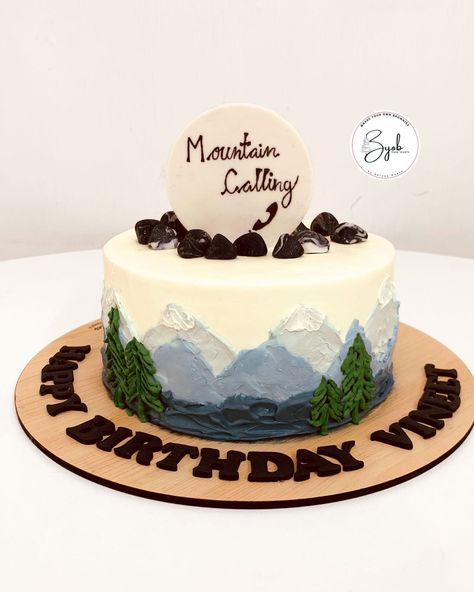 for that one friend who loves mountains⛰️🎂 [byob, mountains lover, mussorrie, shimla, cakes for travellers, mountain calling, trending cakes, cakes for him, customised cakes ] Birthday Cake Mountain Theme, Mountain Cake Ideas, Outdoors Cake, Hiking Cake, Trending Cakes, Mountain Cake, Customised Cakes, Birthday Cake For Mom, Bento Cakes