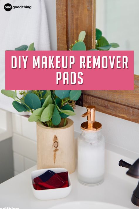 Looking for a better way to remove your makeup? These DIYs for makeup remover and makeup remove pads are easier on your skin, your budget, and the environment. Diy Makeup Remover Pads, Homemade Makeup Remover, Reusable Makeup Remover Pads, School Beauty, Diy Makeup Remover, Homemade Makeup, Diy Beauty Treatments, Yl Oils, Reusable Pad