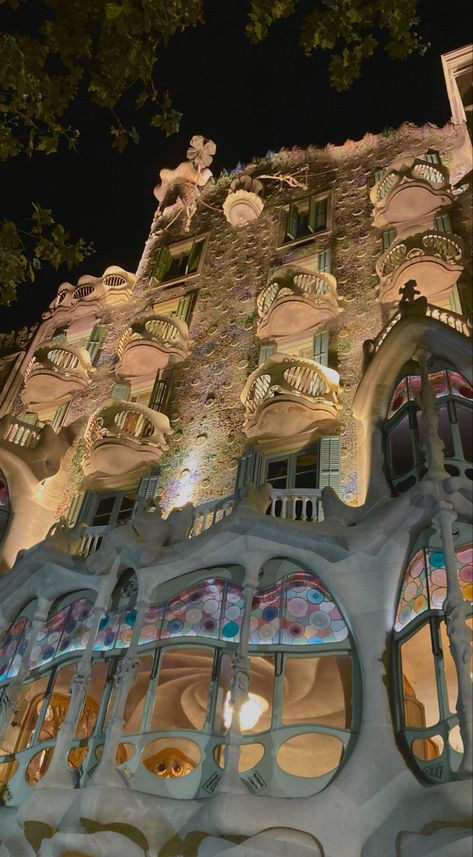 Barcelona Casa Batllo, Michaelcore Aesthetic, Barcelona Spain Aesthetic Night, Spain At Night, Barcelona Spain Aesthetic, Barcelona In Winter, Barcelona Aesthetic, Gaudi Architecture, Spain Aesthetic