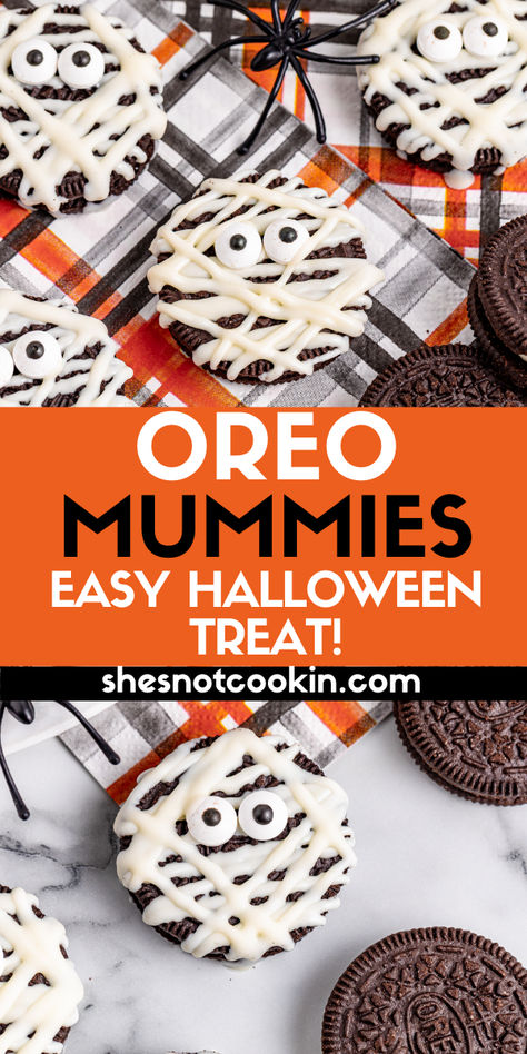 Oreo mummies on a plate. Oreo Mummies, Dip Oreos, Halloween Treat Table, Fruit Delight, Cherry Dump Cake Recipe, Halloween Sweet Treats, Mummy Cookies, Edible Candy, Halloween Oreos