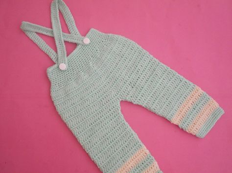 We provide Crosia hand made free pattern,Design.about all. Hat,Shoes,Headband Flowers,gloves,purse with Urdu/Hindi Video tutorials. Knit Baby Pants, Crochet Sets, Pants With Suspenders, Crochet Baby Pants, Boy Crochet, Baby Boy Sweater, Crochet Kids, Baby Crochet Patterns Free, Crochet Baby Boy