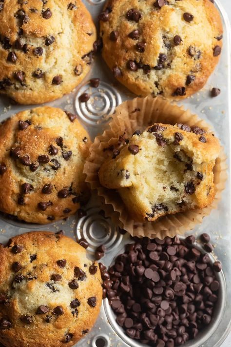 Realistic Breakfast, Bakery Style Chocolate Chip Muffins, Homemade Chocolate Chip Muffins, Choc Chip Muffins, Chocolate Chip Muffin Recipe, Jumbo Muffins, Bakery Style Muffins, Muffin Man, Best Bakery