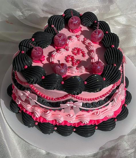 Pink Goth Birthday Party, Black And Pink Vintage Cake, Alt Birthday Cakes, Cake For 29th Birthday, Pink And Black Cake Birthday, Emo Cakes Birthdays, Red And Black Heart Cake, Y2k Cakes, 2000s Cake Ideas