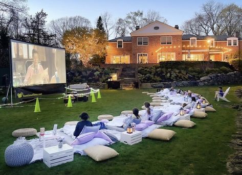 Backyard Sleepover Party, Home Drive In Movie Theater, Outdoor Movie Night Party, Diy Backyard Movie Night, Open Air Kino, Diy Backyard Movie, Backyard Movie Night Party, Cinema Idea, Backyard Movie Theaters