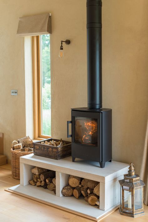 Eco Construction, Canopy And Stars, Vacation Cottage, Wood Heater, Living Room Trends, Casa Exterior, Simple Living Room, Oak Kitchen, Indoor Fireplace