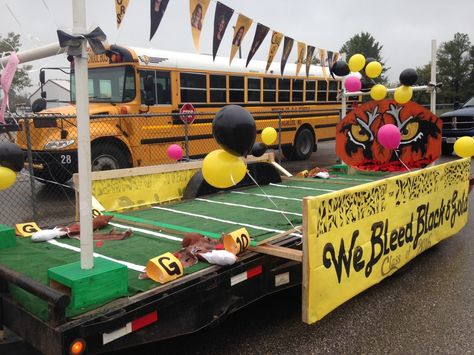 Parade Football Float Ideas, Cheerleading Homecoming Float, Football Parade Float Ideas Diy, High School Float Ideas, Football Homecoming Parade Float Ideas, Homecoming Floats Ideas, Football Float Ideas, Homecoming Floats High School, Football Homecoming Float