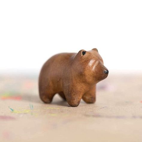 Hungry Bear, Diy Keramik, Bear Totem, Whittling Projects, Simple Wood Carving, Craft Wood, Bear Carving, Ideas Craft, Wood Animal