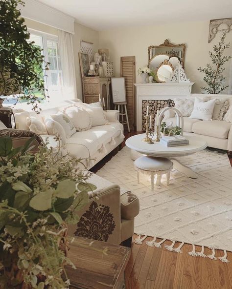 Big Living Room Ideas, Cosy Cottage Living Room, Antique Couch, Big Living Room, Spring Living Room Decor, Spring Living Room, Cottage Decorating, Sunroom Decorating, Natural Living Room