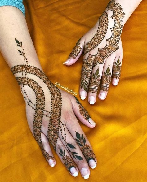 Just like the Indo-Arabic style, Indo-Western has the best of both worlds! Indo-Western mehndi is a fusion of traditional Indian mehndi patterns and off-the-wall designs. The most prominent feature of this style of mehndi art is adding short messages to it apart from quirky designs. Mehndi Designs Finger, Henna Hand Designs, Indian Mehendi, Tato Henna, Eid Mehndi Designs, New Bridal Mehndi Designs, Latest Henna Designs, Modern Mehndi Designs, Stylish Mehndi