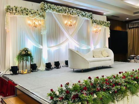 Christian Wedding Stage Decoration, Reception Stage Decoration Backdrops, Marriage Hall Decoration, Stage Decoration Photos, Wedding Sofa, Boxwood Backdrop, Indoor Wedding Decorations, Engagement Stage Decoration, Nikah Decor