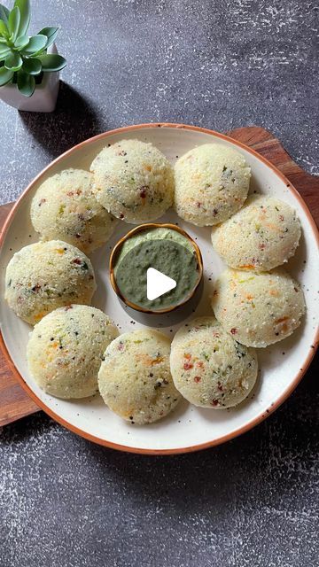 Purna  /Recipe Creator on Instagram: "Fluffy veg suji idli 😍  Save the video and try it later. Share it with your friends and family   Ingredients- 1 cup suji 1/2 cup curd 1/2 cup water 2 tbsp chopped onion 2 tbsp chopped carrot  2 tbsp chopped coriander leaves  1/2 tsp eno fruit salt Salt to taste  For tadka - 1 tbsp oil 1 tsp mustard seeds  1 tsp chana dal 1 tsp urad dal 4-5 chopped cashews  7-8 curry leaves   Enjoy these oldies with sambhar or your favourite chutney   #purna_recipes #instareels #reelitfeelit #idli #sujiidli #ravaidli #easyrecipes" Suji Idli Recipe Video, Suji Recipes Indian, Suji Idli Recipe, Veg Breakfast Recipes Indian, Idli Recipes, Suji Recipe, Veg Breakfast Recipes, Sambhar Recipe, Idli Recipe