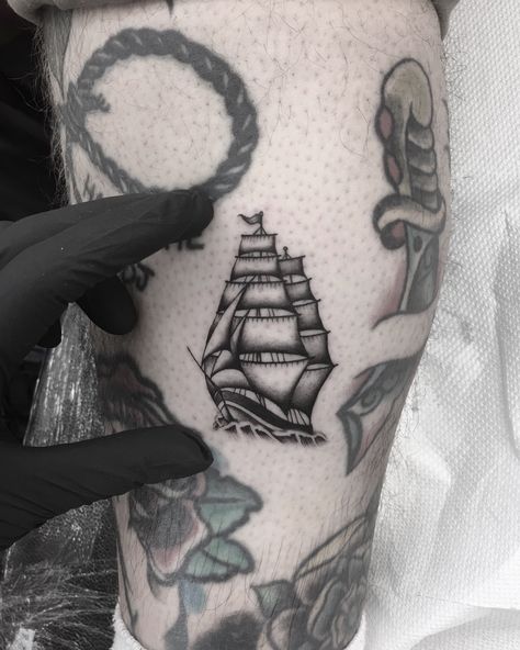 Old School Ship Tattoo, Small Ship Tattoo, Tattoo Peito, Traditional Ship Tattoo, Scotland Tattoo, Ship Tattoos, Old School Tattoos, Small Chest Tattoos, Sailor Tattoo