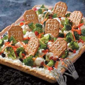 Graveyard Veggie Pizza Recipe  (note:  this is a Cracker n Veggie in Dip dish - not an actual baked pizza. Crust 'only' is baked) Halloween Fingerfood, Halloween Finger Foods, Veggie Pizza Recipe, Creepy Halloween Food, Recetas Halloween, Diy Halloween Treats, Halloween Food Appetizers, Halloween Punch, Halloween Fruit