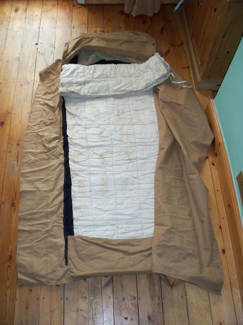 WWII-era British Officer's sleeping valise with wool blanket lining and kapok mattress. Leather Bed Roll, Cowboy Bedroll, Vintage Camp Blanket, Vintage Sleeping Bag, Wool Blanket Camping, Blanket Roll, Campaign Furniture, Hammock Camping, Camping Equipment