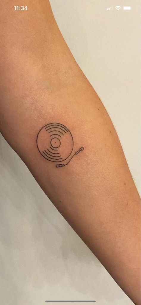 Vinyl record tattoo Tiny Line Art Tattoo, Patchwork Tattoo Ideas Aesthetic, Doodle Patchwork Tattoo, Turning Page Tattoo, Small Vinyl Record Tattoo, Cool Edgy Tattoos, Grafic Tattoos, Sleeve Of Small Tattoos, Classic Rock Tattoo Ideas