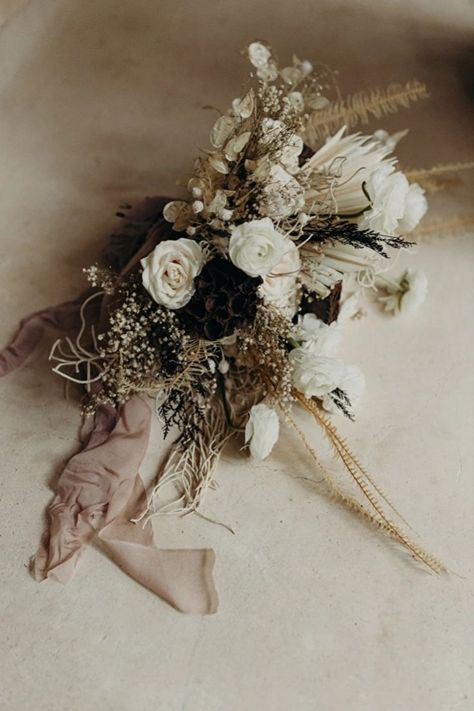 Black Tan And White Wedding, Glam Bouquet, Bouquet Styles, Vintage Bouquet Wedding, Tan Wedding, Tulum Wedding, Rustic Wedding Bouquet, Wedding Planning Tools, Beige Wedding