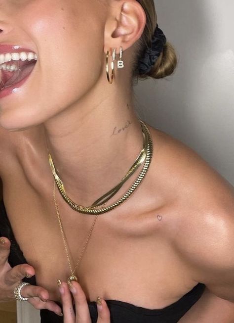 Kelia Moniz Tattoo, Hailey Neck Tattoo, Hailey Bieber Heart Tattoo, Hailey Bieber Jewelry Style, Haylie Bieber Tattoo, Hailey Bieber Neck Tattoo, Sophia Richie Tattoo, Haily Biber Tatoos, Bailey Bieber Tattoos