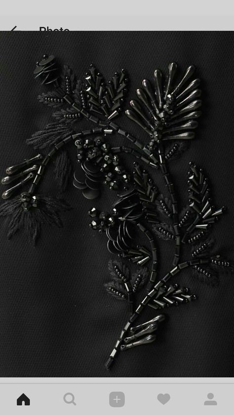 Giysi süsleme Black Dress Hand Embroidery, Black Bead Embroidery, Palestrina Stitch, Tambour Beading, Embroidery Fashion Detail, Hand Beaded Embroidery, Tambour Embroidery, Beadwork Embroidery, Bead Embroidery Tutorial