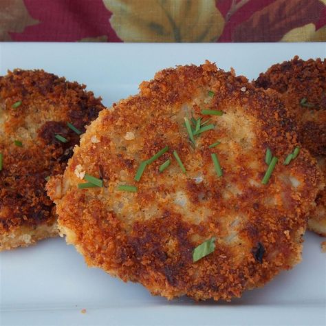 Flavorful chicken croquettes are pan-fried until perfectly crisp on the outside, tender and moist inside. A great way to use up roast chicken or turkey! Turkey Croquettes, Chicken Croquettes Recipe, Bread Cutlet, Chicken Croquettes, Croquettes Recipe, Pan Fried Chicken, Leftover Rotisserie Chicken, Leftover Turkey Recipes, Boiled Chicken