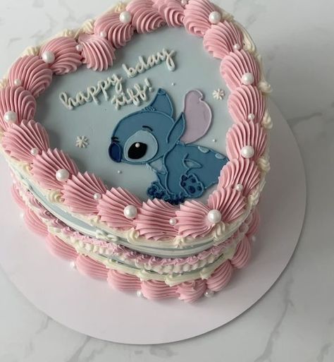 Cake Designs Stitch, Cartoon Themed Cakes, Pink Stitch Cake, Stitch Cake Ideas Birthday Parties, Stitch Disney Cake, Stitch Wedding Cake, Birthday Cake Stitch, Stitch Cake Ideas, Pink Seventeen