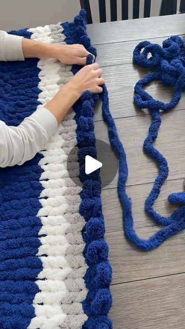 Arm Knitting Blanket Diy, Big Yarn Blanket, Taylor Swift Cruel Summer, Finger Knitting Blankets, Chunky Yarn Crochet Pattern, Chunky Blanket Diy, Diy Finger Knitting, Chunky Blanket Pattern, Chunky Knit Blanket Pattern