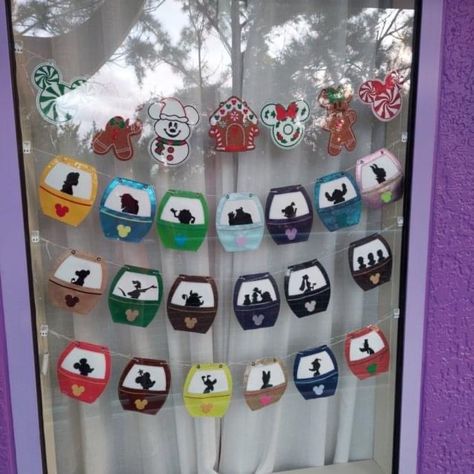 Decorate Disney Hotel Room Window, Disney Pop Century Window Decorations, Pop Century Window Decorations, Disney Hotel Window Decorations, Disney Resort Window Decorations, Disney Window Decoration Ideas, Disney Window Decoration, Disney Hotels Room, Disney Centerpieces