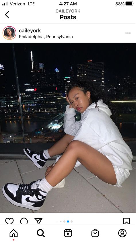 Nike Air Jordan 1 Outfit Women, Outfits With Air Jordans, Nike Air Jordan 1 Outfit, Nike Shoes Outfits For Women, Mini Shorts Outfit, Air Jordan 1 Outfit Women, Black White Jordans, Air Jordan 1 Women, Jordan 1 Outfit Women