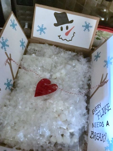 Winter College Care Package Ideas, Holiday Care Package Ideas, November College Care Package, Christmas Care Package College, Just Add Water Care Package, Winter Care Package Ideas, Christmas College Care Package, Christmas Package Ideas Boxes, Snacks For Fall