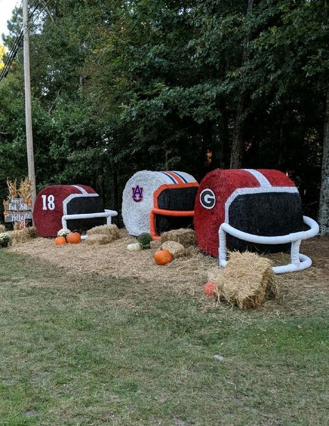 Tractor Made From Hay Bales, Hay Bale Contest Ideas, Round Bale Christmas Decorations, Old Hay Rake Yard Decor, Hay Roll Decorating Ideas, Farm Yard Decor, Hay Bale Halloween Decor, Haybale Decorating Fall, Round Hay Bale Decorating Ideas Fall