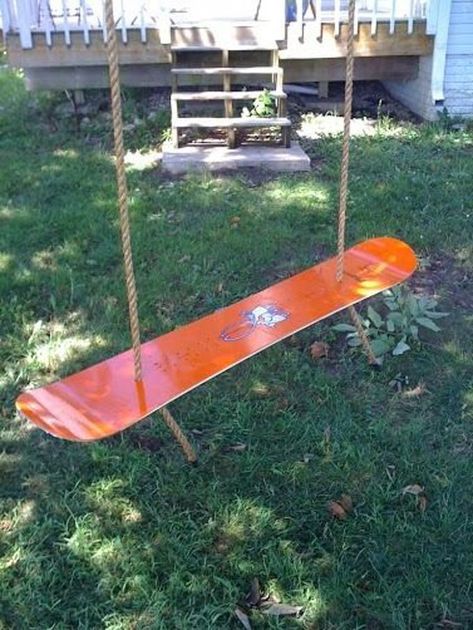 37 Rad Upcycled Snowboard Ideas - Whitelines Snowboa... Décor Ski, Skateboard Furniture, Ski Chair, Snowboard Art, Old Skis, Ski Cabin, Ski Decor, Ski House, Ski Chalet