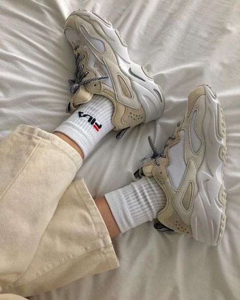 Tennis Shoes Outfit, Dad Shoes, Mode Casual, Shoe Inspo, Aesthetic Shoes, Chunky Sneakers, Dream Shoes, Looks Style, White Sneakers