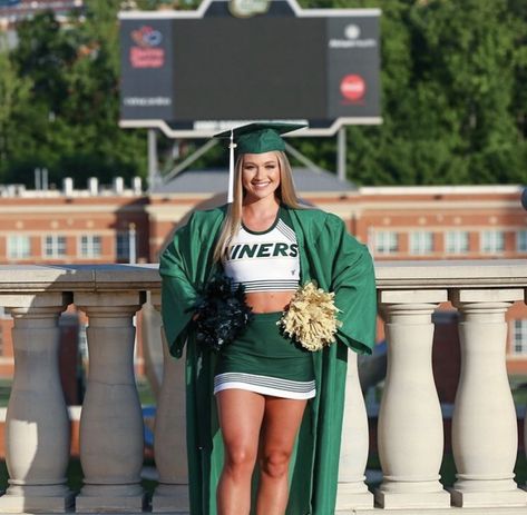 Cheer Graduation Pictures, Twins Senior Pictures, Cheer Senior Pictures, Senior Picture Ideas Outfits, Twin Senior Pictures, Cheer Picture Ideas, Senior 25, Senior Year Graduation, Senior Party