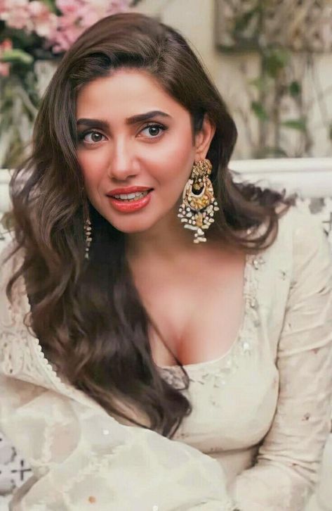 Mahira Khan Dresses, Dress Pics, Mahira Khan, Vintage Bollywood, Pakistani Actress, Hot Dress, India Beauty, Image Hd, Bollywood Actress