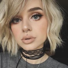 Philtrum Piercing, Inverted Bob Haircuts, Medusa Piercing, Girls Short Haircuts, Face Piercings, Septum Piercings, Cute Short Haircuts, Piercing Inspo, Facial Piercings