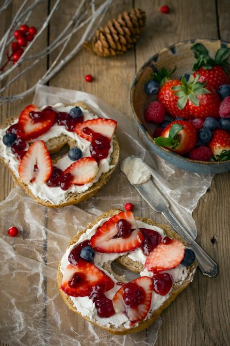 Healthy Bagel, Blueberry Bagel, Bagel Toppings, Best Bagels, Breakfast Bagel, Summer Breakfast, Strawberries Blueberries, Bacon Tomato, Bagel Recipe