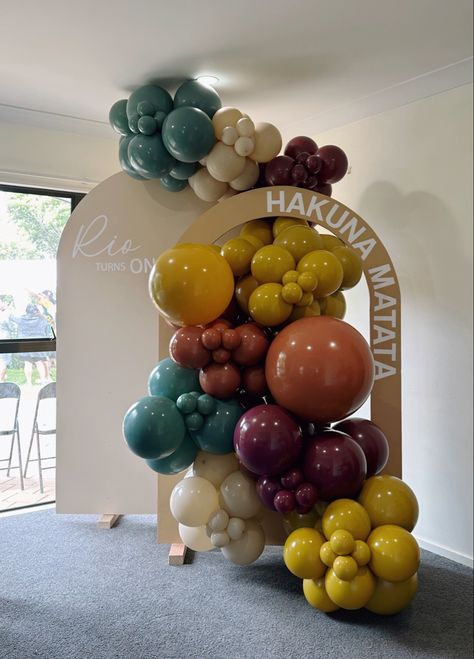 Today’s lion king themed birthday garland that we looove 🦁 This burnt autumn style colour palette was so fun to put together and adds a fresh twist on the previous jungle and safari themes we’ve done! Special shout out to our client who made their own back drops and did their own signage too 😱 Rio is one loved kid ✨ Lion King Birthday Balloon Arch, Lion King Birthday Decor, Lion King Balloon Arch, Lion King Second Birthday Party, Lion King Balloon Garland, Autumn Balloon Garland, Lion King Backdrop, Lion King Balloons, Safari Colors