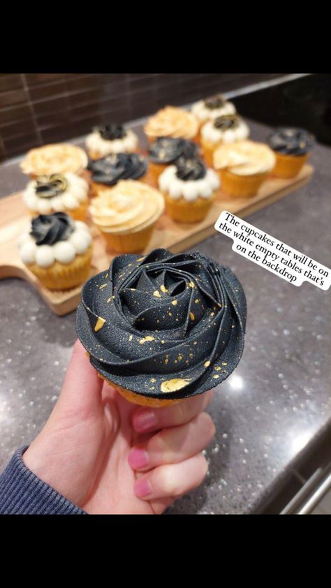 Black And Gold Wedding Cupcakes, 30th Cupcakes For Men, Black And Silver Cupcakes Ideas, Black And Gold Cupcakes For Men, Leo Cupcakes, Black And Gold Cupcakes Birthdays, Black And Silver Cupcakes, Black Wedding Cupcakes, Splatter Cupcakes