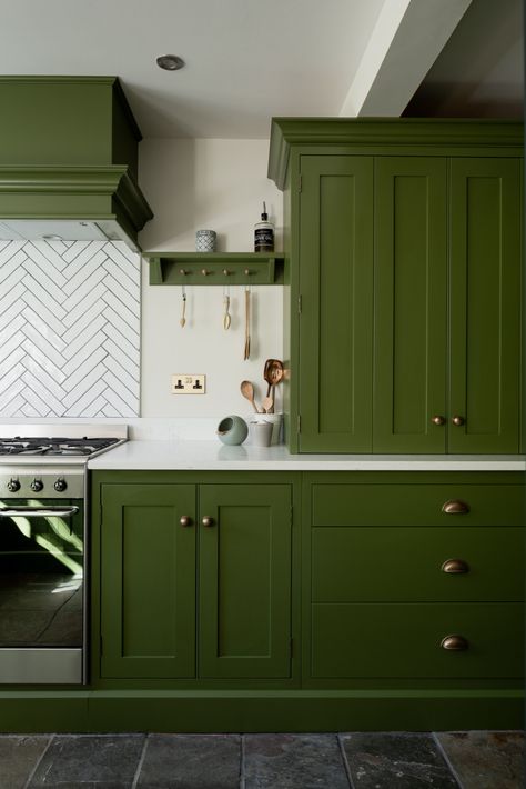 Little Wymondley Kitchen - Transitional - Kitchen - Hertfordshire - by Russell J Milligan | Houzz UK White Backsplash Ideas, White Upper Cabinets, Backsplash With Dark Cabinets, Armac Martin, Dark Wood Kitchens, Kitchen Transitional, Green Kitchen Cabinets, Brown Cabinets, Flat Panel Cabinets